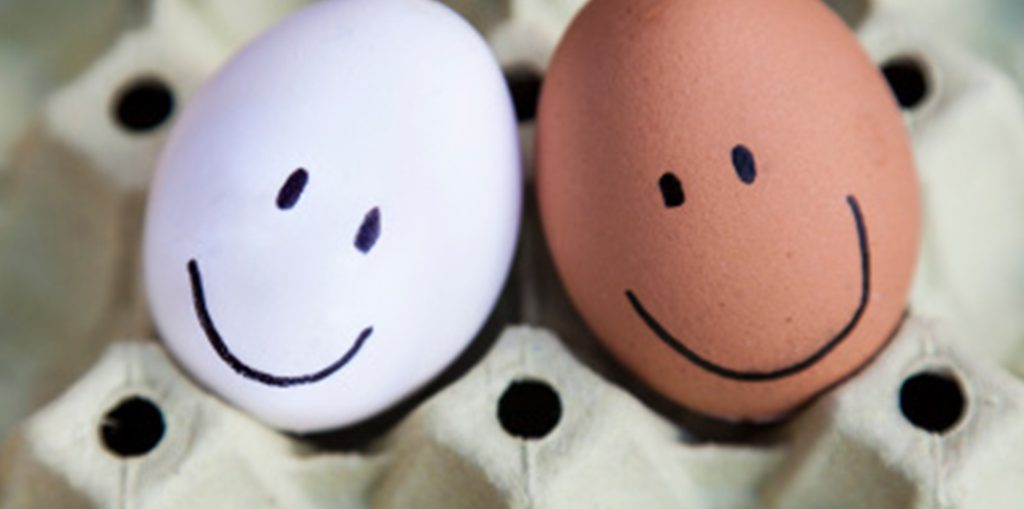 Un employé heureux est la clé de la satisfaction client.