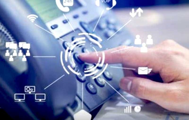 Pour une relation client optimale, les firmes doivent être disponibles 24/7 via des centres d’appels et respecter le RGPD pour la sécurité des données clients.