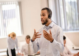 Assister un client implique de cerner ses besoins et de les satisfaire. Or, dans cette tâche les téléconseillers doivent maîtriser l’art de la communication.