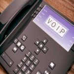 L’intégration de la téléphonie IP ou VoIP au sein d’une entreprise sert à améliorer les communications internes et externes, parmi d’autres avantages.