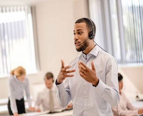 Assister un client implique de cerner ses besoins et de les satisfaire. Or, dans cette tâche les téléconseillers doivent maîtriser l’art de la communication.