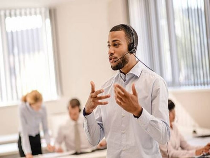 Assister un client implique de cerner ses besoins et de les satisfaire. Or, dans cette tâche les téléconseillers doivent maîtriser l’art de la communication.